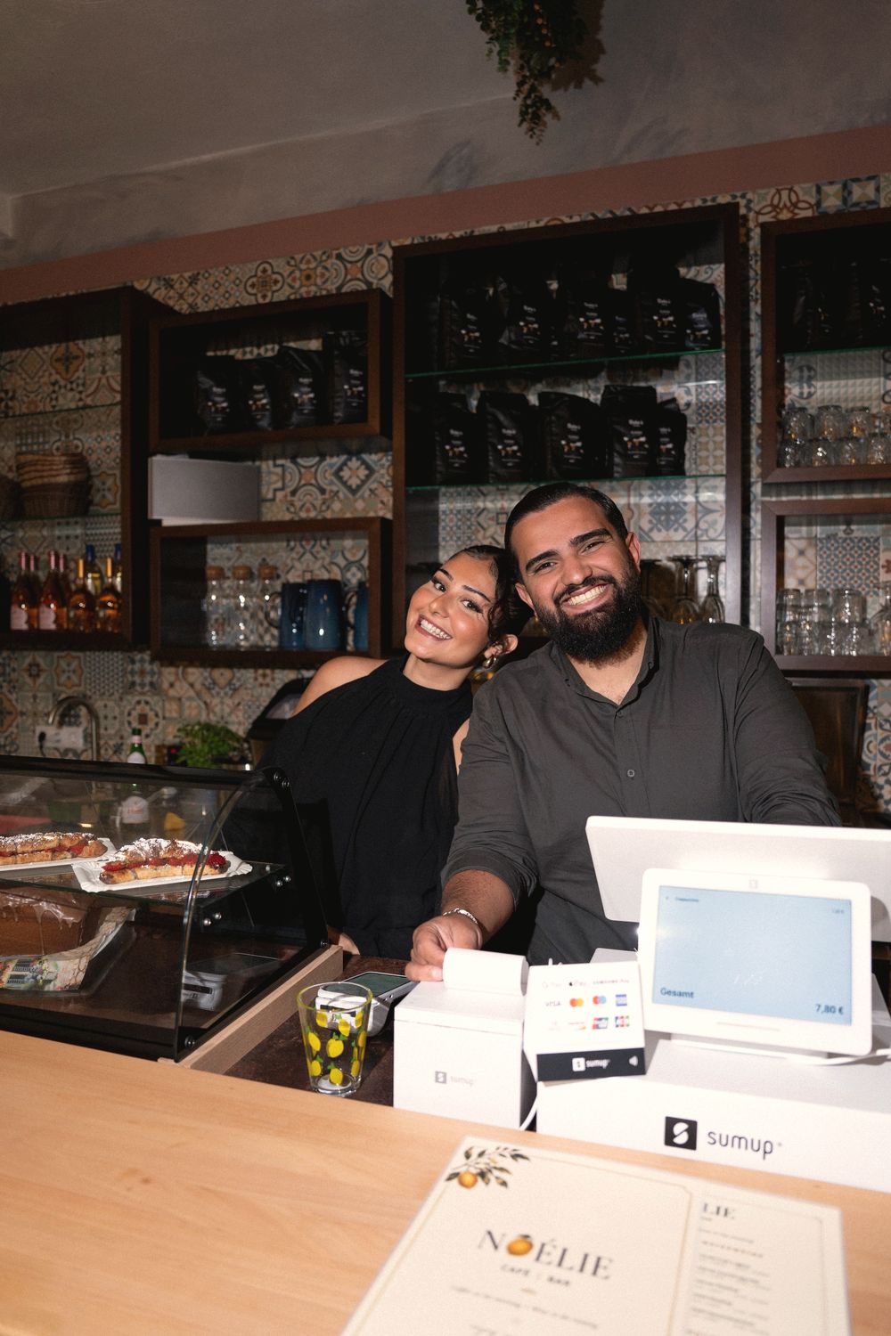 Gastfreundschaft bei Noélie – Team am Tresen in Bochum